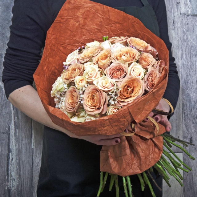 Букет из Роз и Ваксфлауэра «Крем-брюле» Букет из Роз и Ваксфлауэра «Крем-брюле»