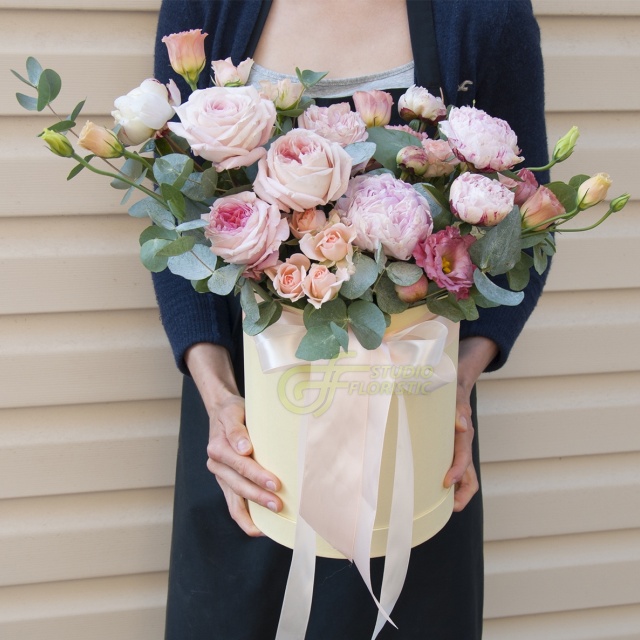 Композиция из Пионов, Эустомы и Роз в шляпной коробке «Весенняя роскошь» Композиция из Пионов, Эустомы и Роз в шляпной коробке «Весенняя роскошь»