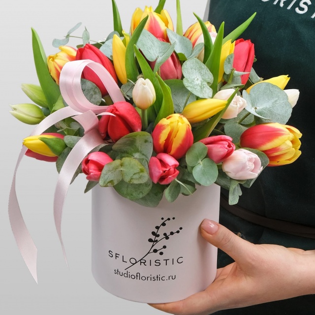 Композиция из Тюльпанов в шляпной коробке «Времена года» Композиция из Тюльпанов в шляпной коробке «Времена года»