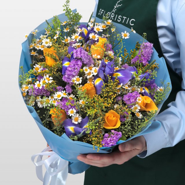 Букет из Ромашек, Роз и Ирисов «Полевой букет» Букет из Ромашек, Роз и Ирисов «Полевой букет»