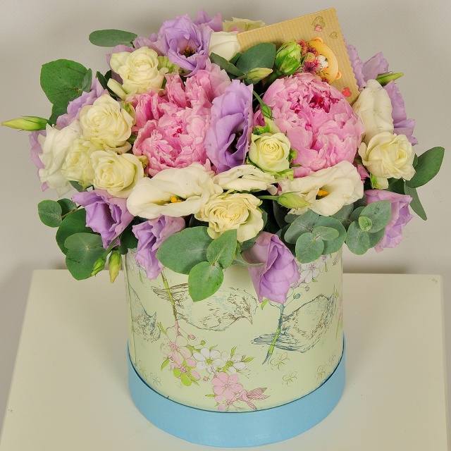 Композиция из Пионов, Эустом и Кустовых Роз в шляпной коробке «Барби» Композиция из Пионов, Эустом и Кустовых Роз в шляпной коробке «Барби»