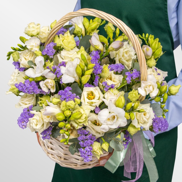 Композиция из Лизиантуса и Фрезии в корзине «Спеши любить» Композиция из Лизиантуса и Фрезии в корзине «Спеши любить»