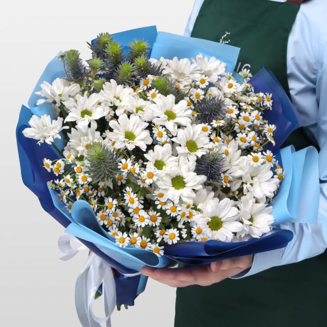 Букет из Ромашек и Хризантем «Свежий ветер» Букет из Ромашек и Хризантем «Свежий ветер»