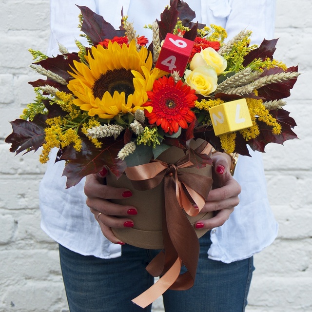 Композиция из Подсолнуха, Гермини и Роз в шляпной коробке «Листья желтые» Композиция из Подсолнуха, Гермини и Роз в шляпной коробке «Листья желтые»