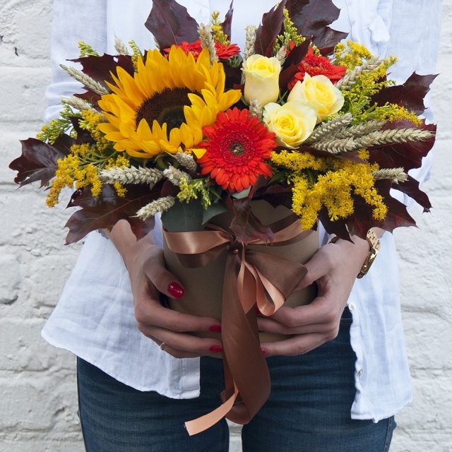 Композиция из Подсолнухов, Гермини и Роз в шляпной коробке «Легенда осени» Композиция из Подсолнухов, Гермини и Роз в шляпной коробке «Легенда осени»