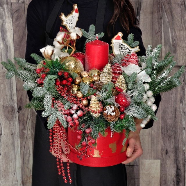 Новогодняя композиция со свечой из Нобилиса и Хлопка в шляпной коробке «Пора чудес» Новогодняя композиция со свечой из Нобилиса и Хлопка в шляпной коробке «Пора чудес»