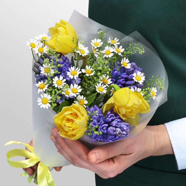 Букет из Нарциссов, Гиацинтов и Матрикарий «Полевая свежесть» Букет из Нарциссов, Гиацинтов и Матрикарий «Полевая свежесть»