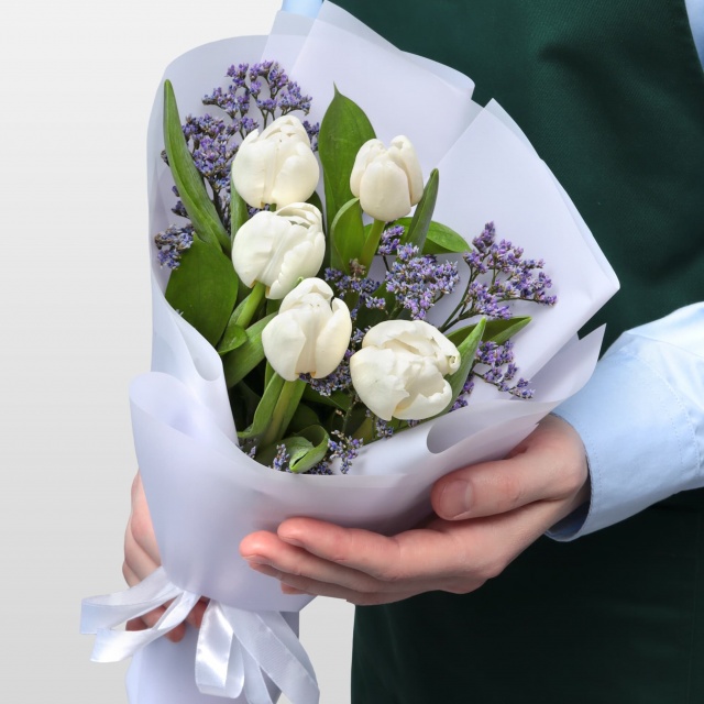 Букет из Тюльпанов и Лимониума «Охапка нежности» Букет из Тюльпанов и Лимониума «Охапка нежности»