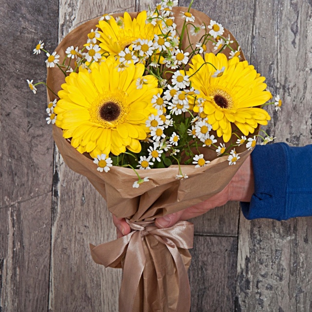 Букет-комплимент из Матрикарии и Гермини «Солнечный день» Букет-комплимент из Матрикарии и Гермини «Солнечный день»