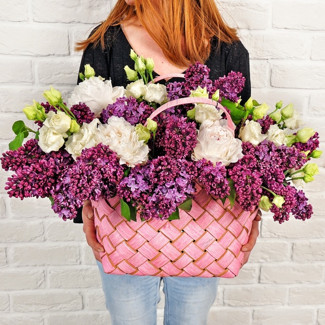 Корзина из Сирени и Пионов «Волшебная корзина» Корзина из Сирени и Пионов «Волшебная корзина»