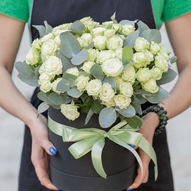 Композиция из Кустовых Роз в шляпной коробке «Поцелуй нежности» Композиция из Кустовых Роз в шляпной коробке «Поцелуй нежности»