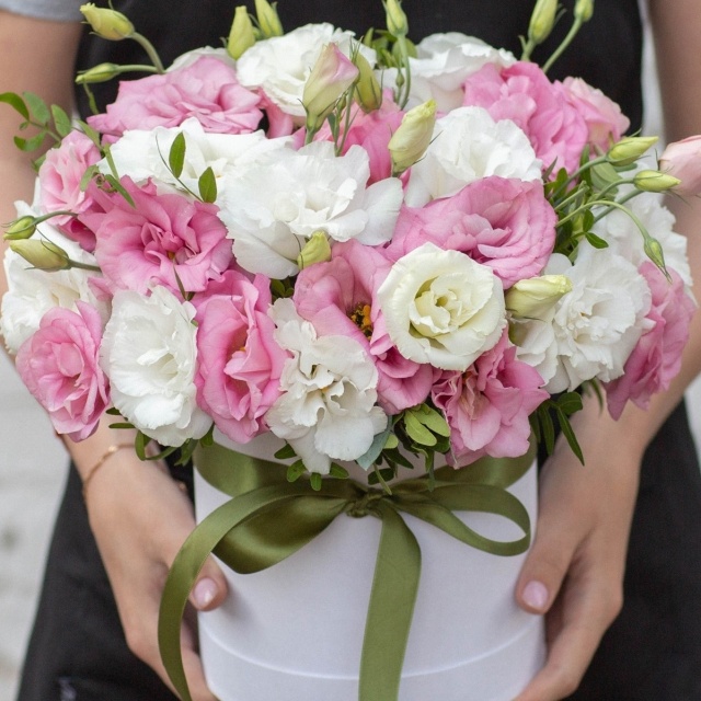 Композиция из Лизиантуса в шляпной коробке «Нежное прикосновение» Композиция из Лизиантуса в шляпной коробке «Нежное прикосновение»