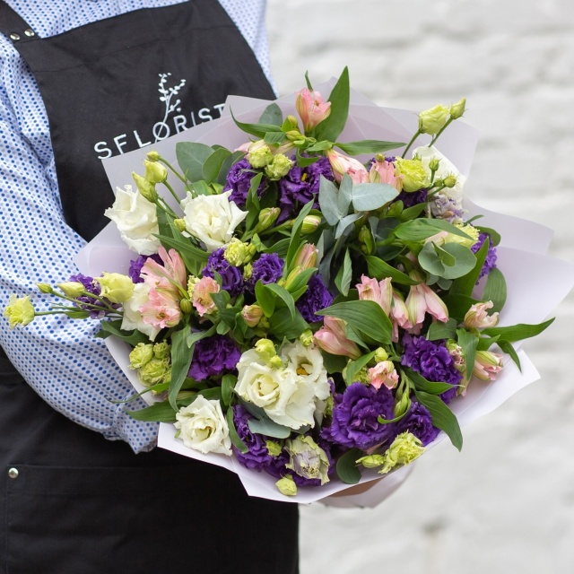 Букет из Альстромерии и Эустомы «Цвет настроения - летний» Букет из Альстромерии и Эустомы «Цвет настроения - летний»
