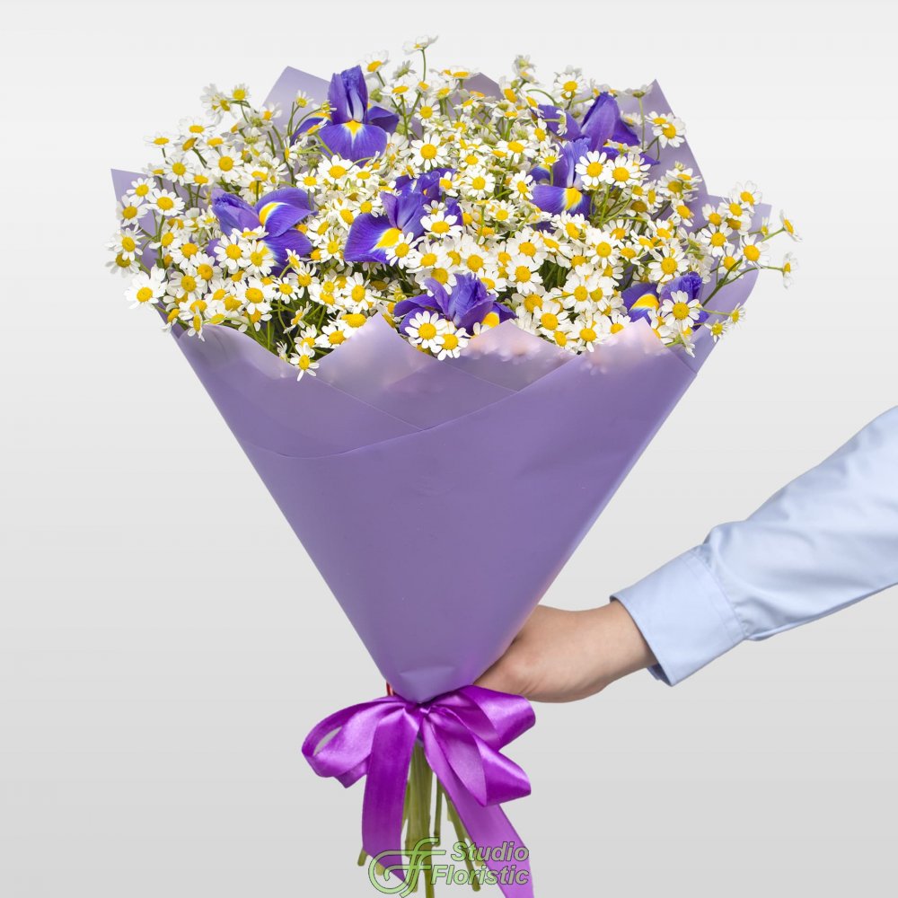 Букет из Ромашек и Ирисов «Русское поле» Букет из Ромашек и Ирисов «Русское поле»
