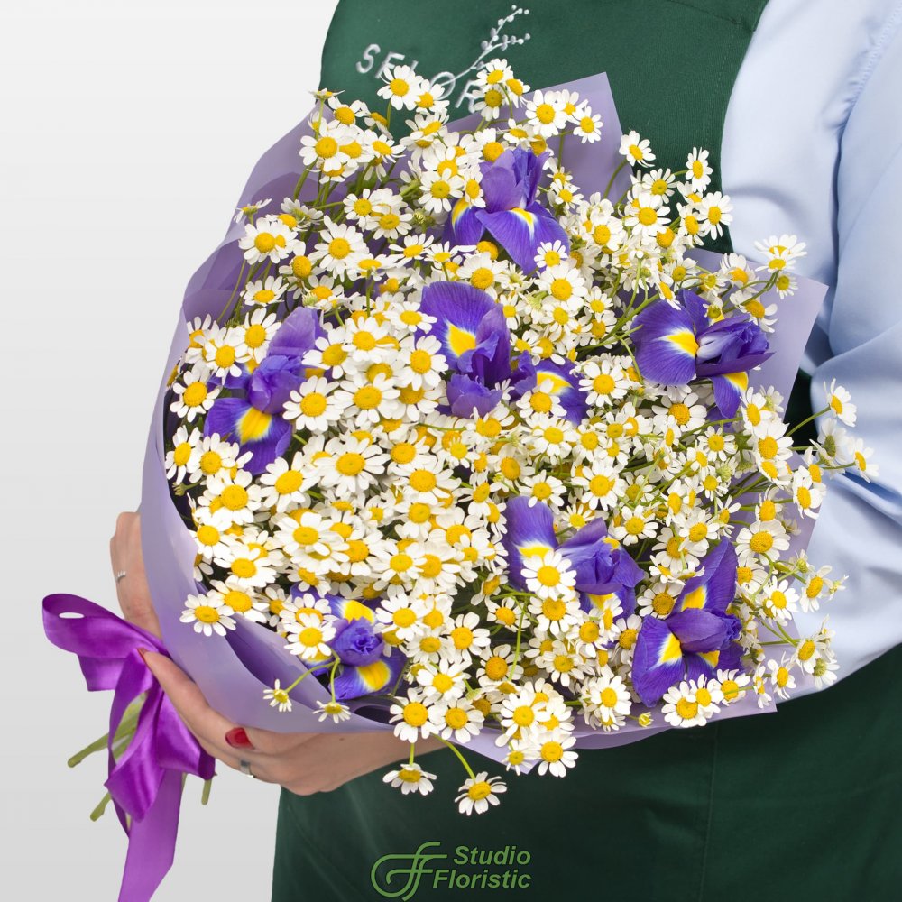 Букет из Ромашек и Ирисов «Русское поле» Букет из Ромашек и Ирисов «Русское поле»