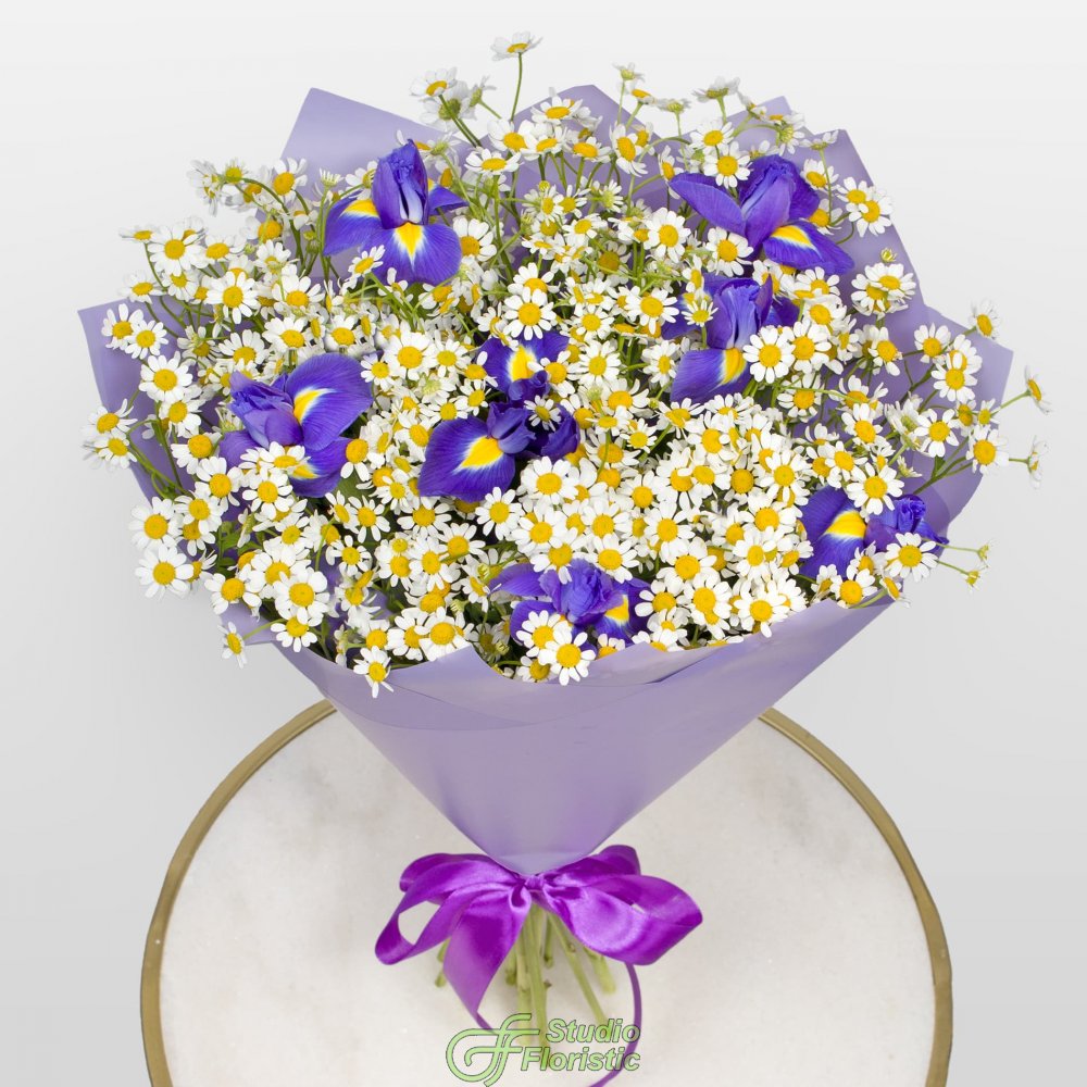 Букет из Ромашек и Ирисов «Русское поле» Букет из Ромашек и Ирисов «Русское поле»