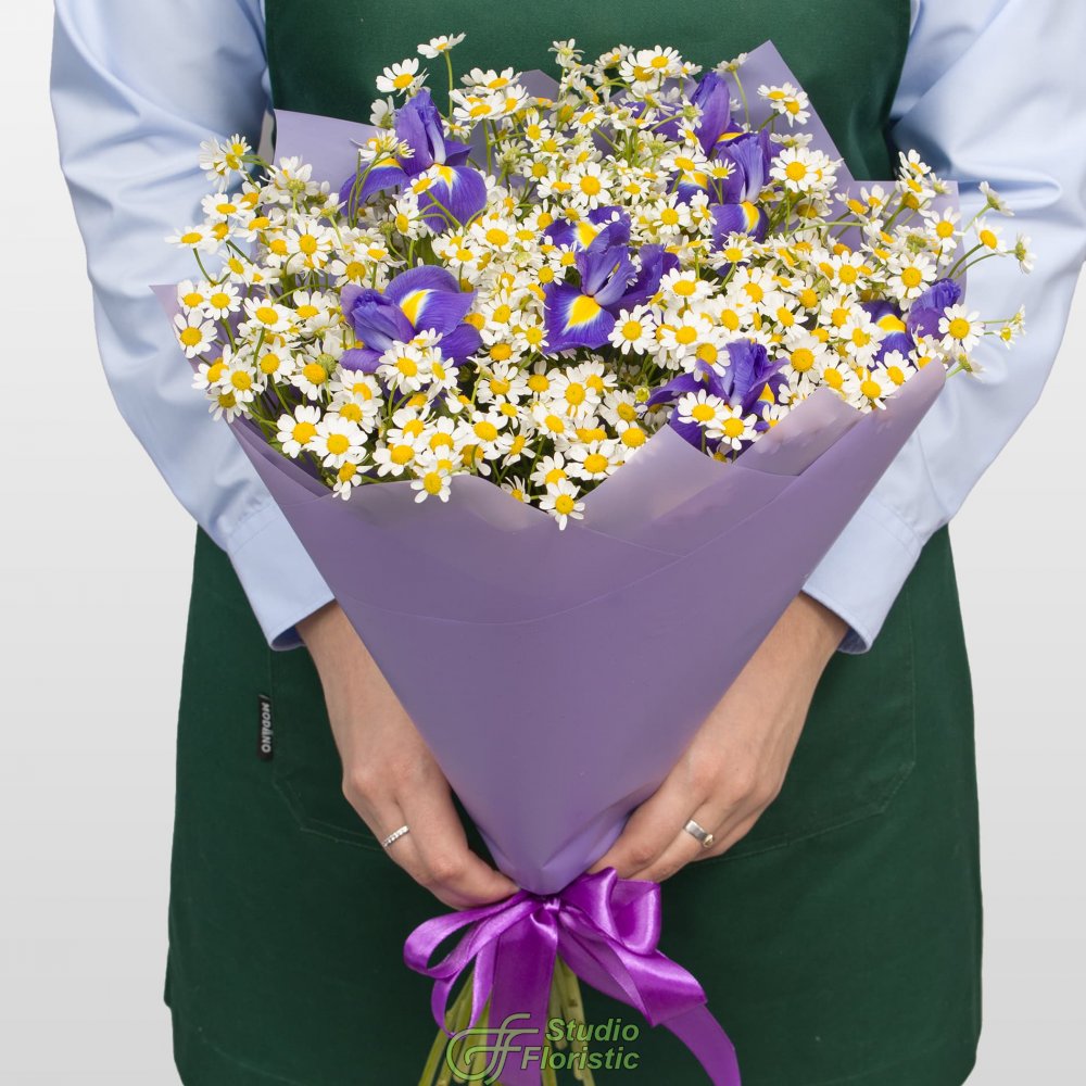 Букет из Ромашек и Ирисов «Русское поле» Букет из Ромашек и Ирисов «Русское поле»