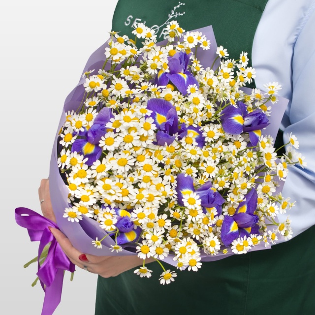 Букет из Ромашек и Ирисов «Русское поле» Букет из Ромашек и Ирисов «Русское поле»