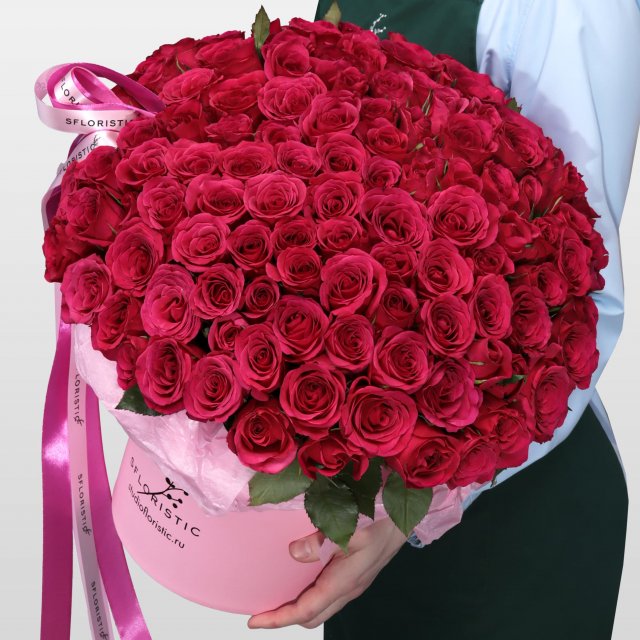 Композиция из Малиновых Роз Кения 101 шт в шляпной коробке «Бархатный сезон» Композиция из Малиновых Роз Кения 101 шт в шляпной коробке «Бархатный сезон»