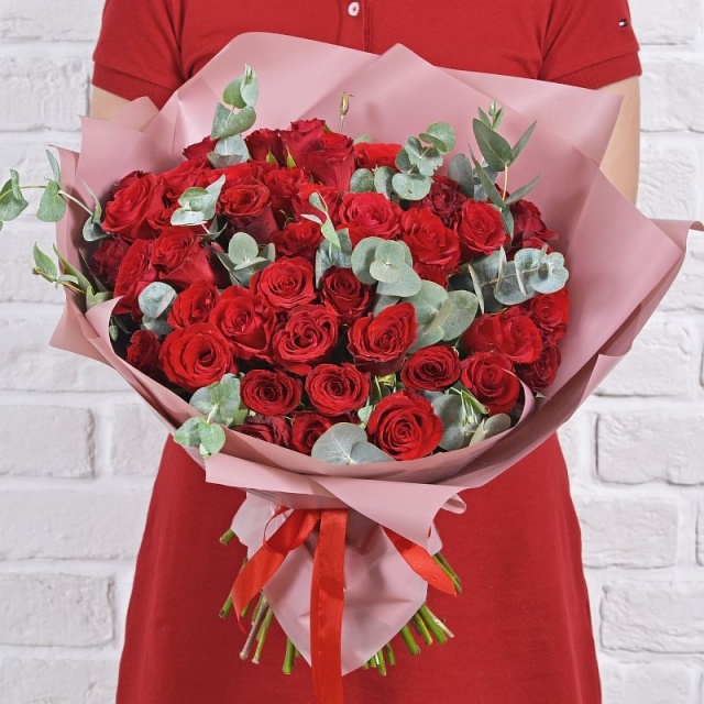 Роза Кения красная с эвкалиптом 75шт 40 см Роза Кения красная с эвкалиптом 75шт 40 см