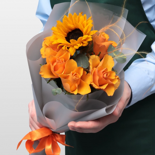 Букет из Роз и Подсолнуха «Оранжевое солнце» Букет из Роз и Подсолнуха «Оранжевое солнце»
