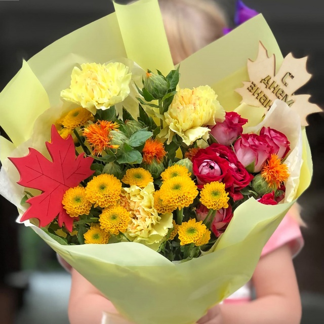 Букет из Кустовой Хризантемы, Диантуса и Кустовой Розы «С Днем Знаний» Букет из Кустовой Хризантемы, Диантуса и Кустовой Розы «С Днем Знаний»