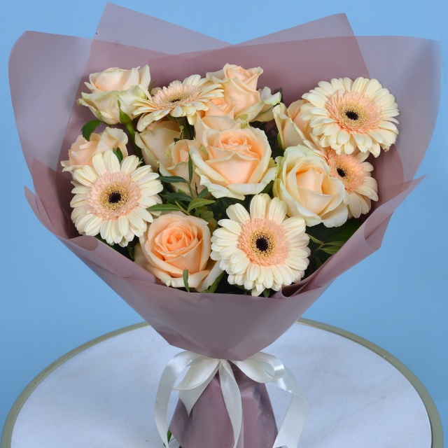 Сборный букет из герберы и Роз 60 см Гертруда Сборный букет из герберы и Роз 60 см Гертруда