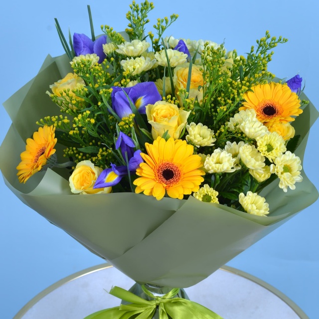 Букет из Гермини, Хризантем Сантини и Ирисов «Запах полей» Букет из Гермини, Хризантем Сантини и Ирисов «Запах полей»
