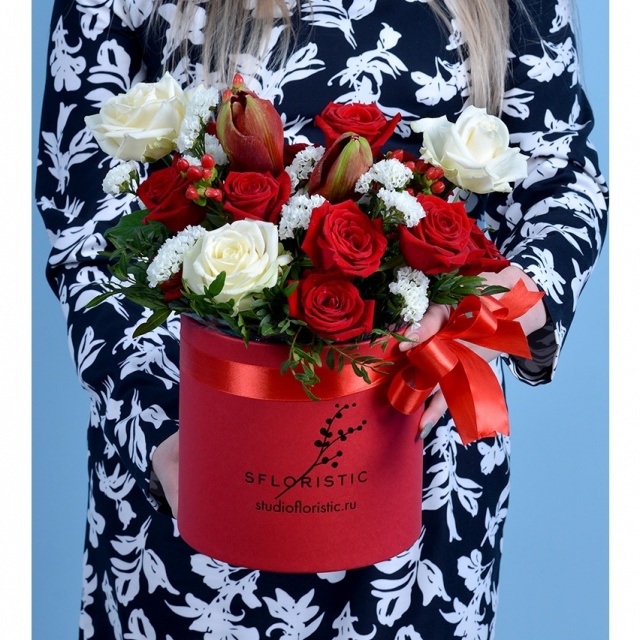 Композиция из Амариллиса и Розы в шляпной коробке «Тревоги души» Композиция из Амариллиса и Розы в шляпной коробке «Тревоги души»