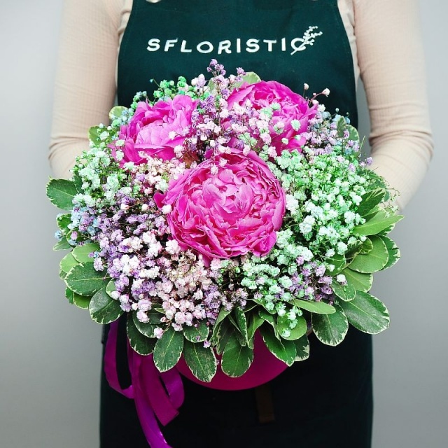 Композиция из Гипсофилы и Пионов в шляпной коробке «Малиновый каприз» Композиция из Гипсофилы и Пионов в шляпной коробке «Малиновый каприз»