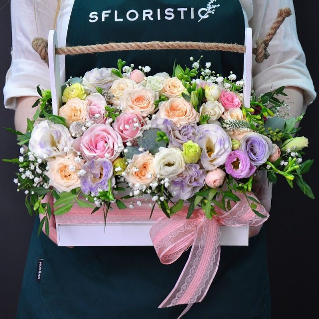 Композиция из Эустомы, Кустовых Роз и Фрезий в ящике «Лавандовые сны» Композиция из Эустомы, Кустовых Роз и Фрезий в ящике «Лавандовые сны»