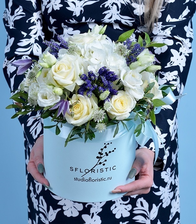 Композиция из Роз, Гортензии и Вероники в шляпной коробке «Утро в облаках» Композиция из Роз, Гортензии и Вероники в шляпной коробке «Утро в облаках»