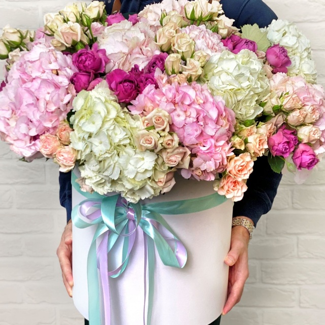 Композиция из Гортензий и Роз в шляпной коробке «Блаженство» Композиция из Гортензий и Роз в шляпной коробке «Блаженство»