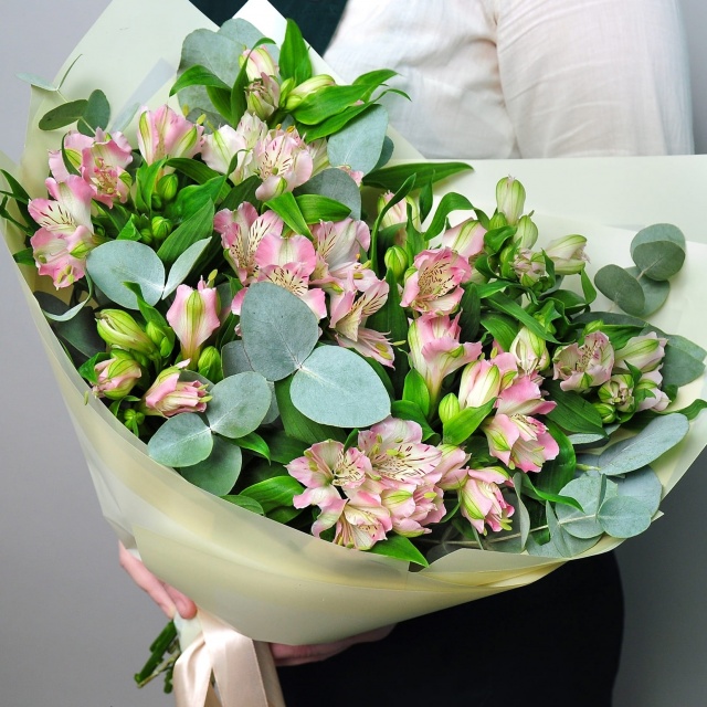 Букет из нежно-розовой Альстромерии с Эвкалиптом «Розовая Магия» Букет из нежно-розовой Альстромерии с Эвкалиптом «Розовая Магия»