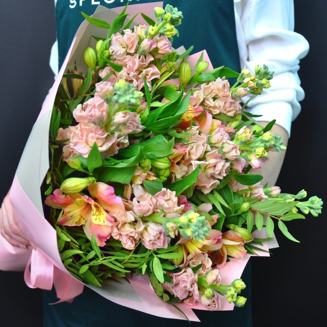 Букет из Маттиолы и Альстромерии «Нюдовое настроение» Букет из Маттиолы и Альстромерии «Нюдовое настроение»