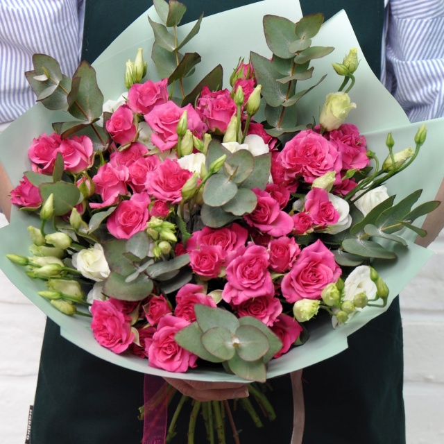 Букет из кустовых Роз Пинк и Эустомы с эвкалиптом «Ягодный пунш» Букет из кустовых Роз Пинк и Эустомы с эвкалиптом «Ягодный пунш»