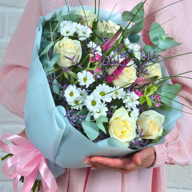 Букет из Кустовой Хризантемы, Роз и Вероники «Весточка утра» Букет из Кустовой Хризантемы, Роз и Вероники «Весточка утра»