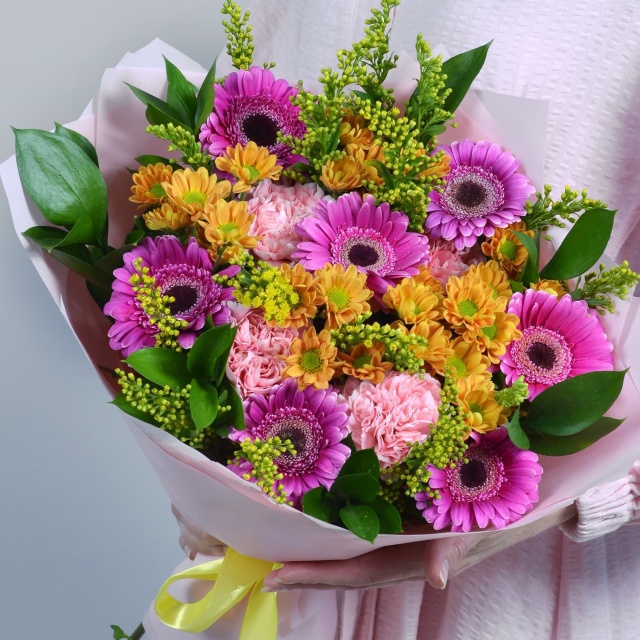 Букет из Фиолетовых Гермини и Кустовых Хризантем «Красивый сад» Букет из Фиолетовых Гермини и Кустовых Хризантем «Красивый сад»