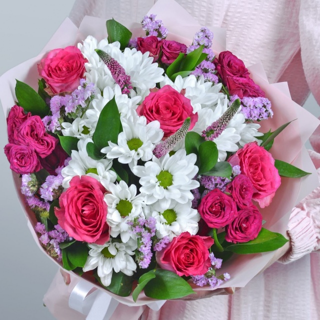 Букет из Хризантемы Сантини, Малиновых Роз и Вероники «Необыкновенной» Букет из Хризантемы Сантини, Малиновых Роз и Вероники «Необыкновенной»