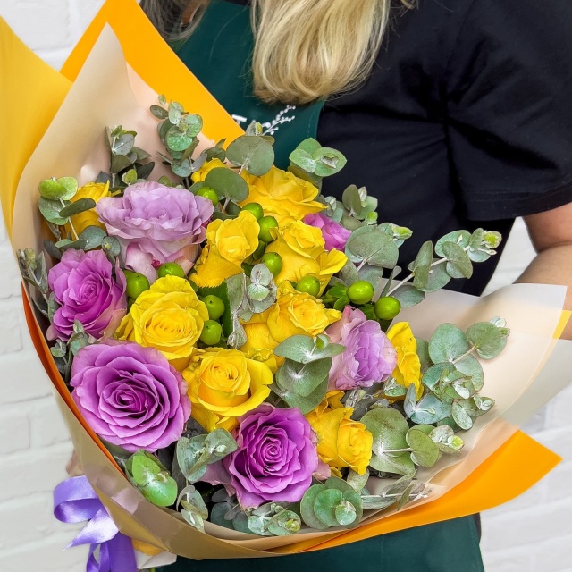 Букет из Желтой и Фиолетовой Розы с эвкалиптом «Солнечное утро» Букет из Желтой и Фиолетовой Розы с эвкалиптом «Солнечное утро»