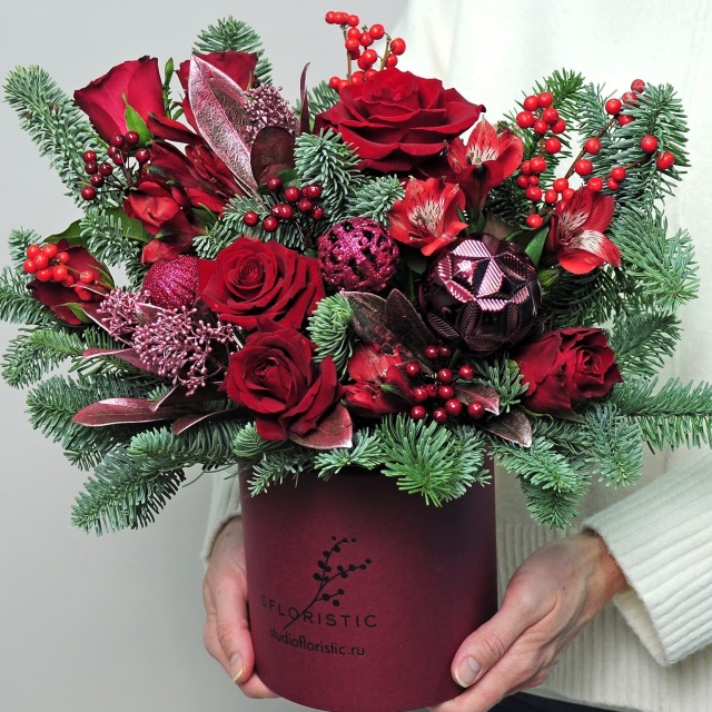 Новогодняя композиция из Нобилиса и Роз «Красное настроение» Новогодняя композиция из Нобилиса и Роз «Красное настроение»