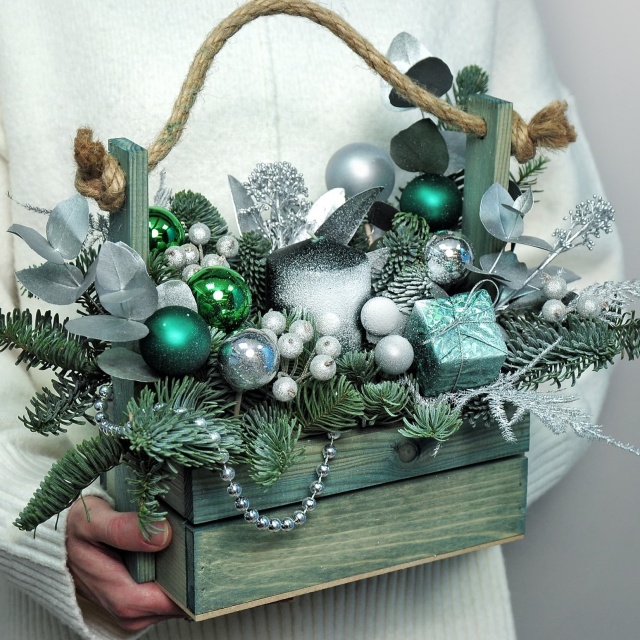 Новогодняя композиция из Нобилиса, Эвкалипта и Скиммии в ящике «Серебряная зима» Новогодняя композиция из Нобилиса, Эвкалипта и Скиммии в ящике «Серебряная зима»