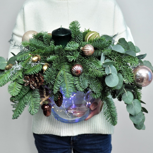 Интерьерная новогодняя композиция из Эвкалипта и Нобилиса «Вечер в лесу» Интерьерная новогодняя композиция из Эвкалипта и Нобилиса «Вечер в лесу»