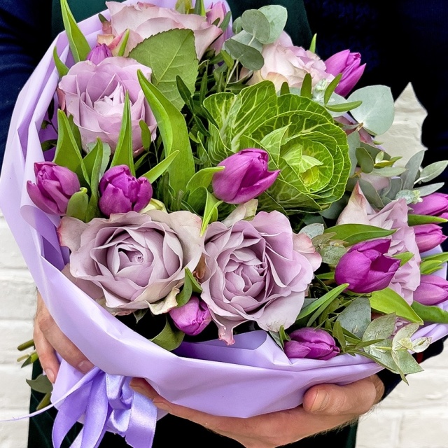 Букет из Розы Монин Дью, Фиолетовых Тюльпанов и Брассики «Лилу» Букет из Розы Монин Дью, Фиолетовых Тюльпанов и Брассики «Лилу»