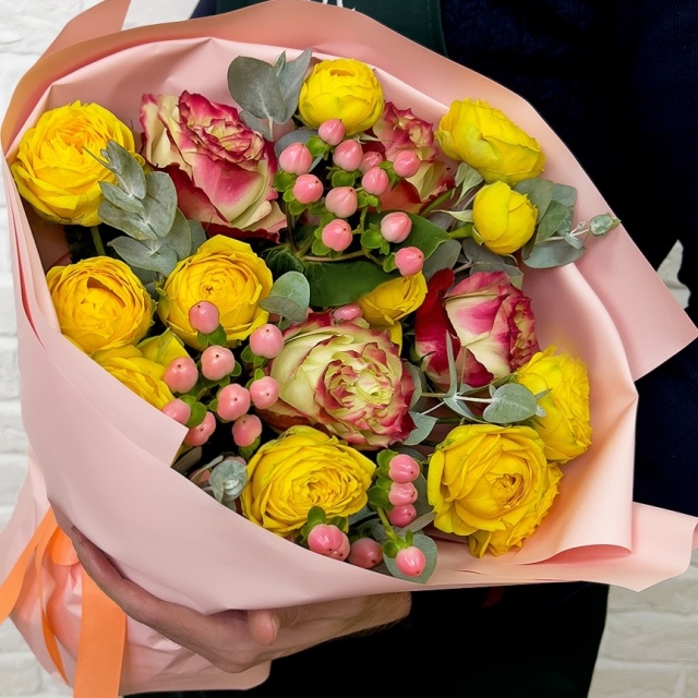 Букет из Роз, Эвкалипта и Гиперикума «Теплый рассвет» Букет из Роз, Эвкалипта и Гиперикума «Теплый рассвет»