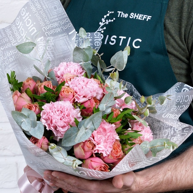 Букет из Розовой Гвоздики и Розы с эвкалиптом «Гламурной» Букет из Розовой Гвоздики и Розы с эвкалиптом «Гламурной»