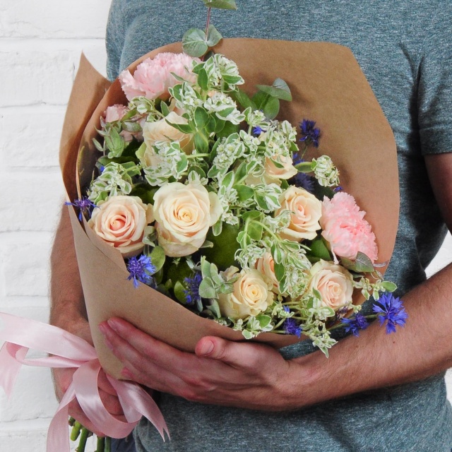 Букет из Розы, Диантуса и Васильков «Цветочная полянка» Букет из Розы, Диантуса и Васильков «Цветочная полянка»