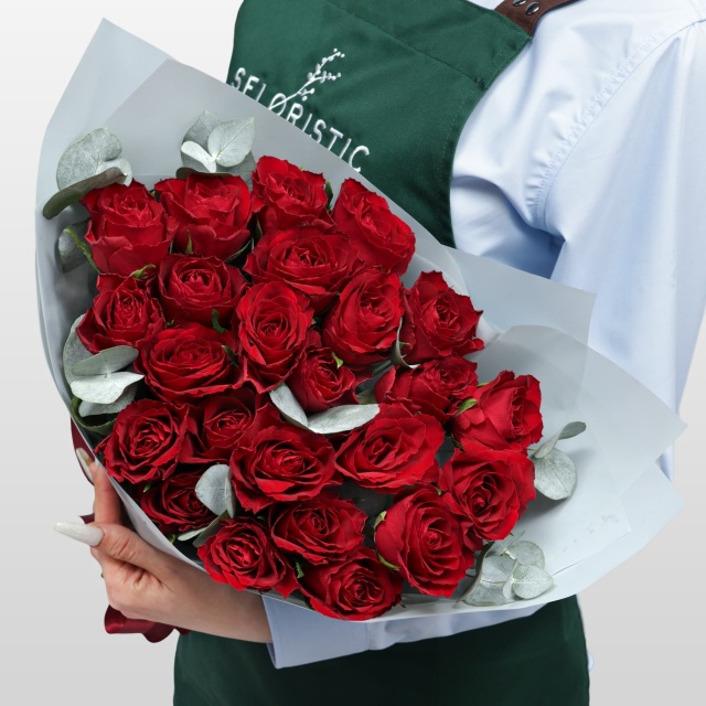 Букет красных кенийских роз с эвкалиптом «Лучшей» Букет красных кенийских роз с эвкалиптом «Лучшей»