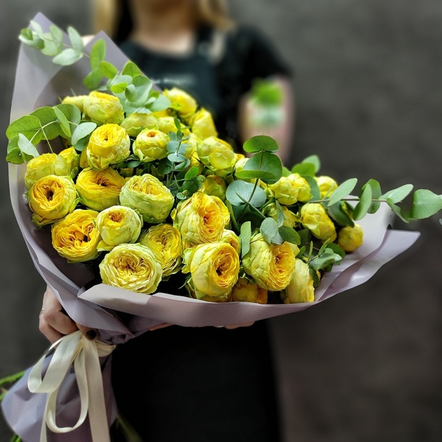 Букет из Пионовидной кустовой Розы с Эвкалиптом «Солнечной» Букет из Пионовидной кустовой Розы с Эвкалиптом «Солнечной»
