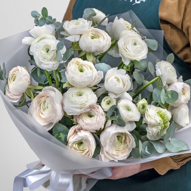 Букет из белых Ранункулюсов с Эвкалиптом «Белоснежка» Букет из белых Ранункулюсов с Эвкалиптом «Белоснежка»